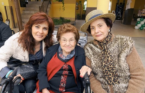 15112012 DORA , Meche y Elena.