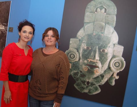 16112012 INAUGURACIÓN DE EXPOSICIÓN.  Gretel de la Peña y Rosy Padilla asistieron a reciente exhibición artística.