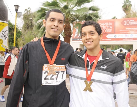 17112012 EN CARRERA ATLÉTICA.  Daniel y Ricardo Leal.