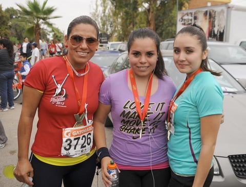 17112012 EN CARRERA ATLÉTICA.  Mabiz Peralta, Mely Izaguirre y Carolina Cabral.