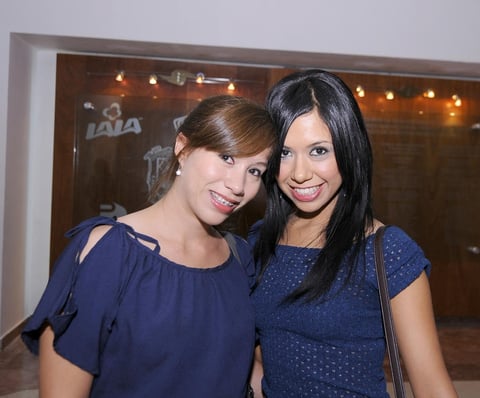 17112012 ASISTEN A OBRA DE TEATRO . Karla y Diana.
