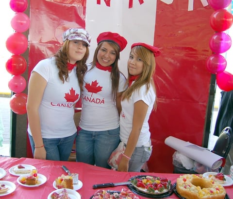 17112012 FESTEJO DE LAS NACIONES UNIDAS.  Steffy, Paola y Dora.