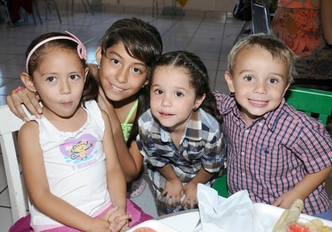 17112012 EN PIÃ±ATA.  Gaby, Ivanna, Natalia y Ale.