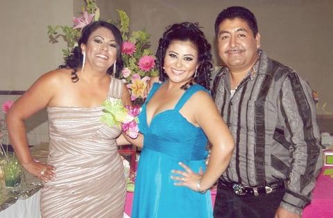 17112012 NORMA ROCÍO  muy contenta y emocionada por la presencia de sus queridos padres, los señores Norma Vàzquez Herrera y José Manuel Ochoa González en su fiesta prenupcial.