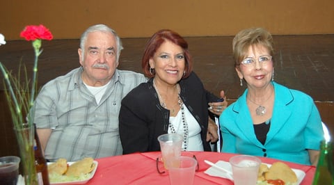 17112012 RAÚL,  Julieta y Aurorita.