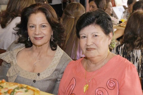 17112012 ASISTEN A CUMPLEAÑOS.  Minerva y Marí­a Teresa.