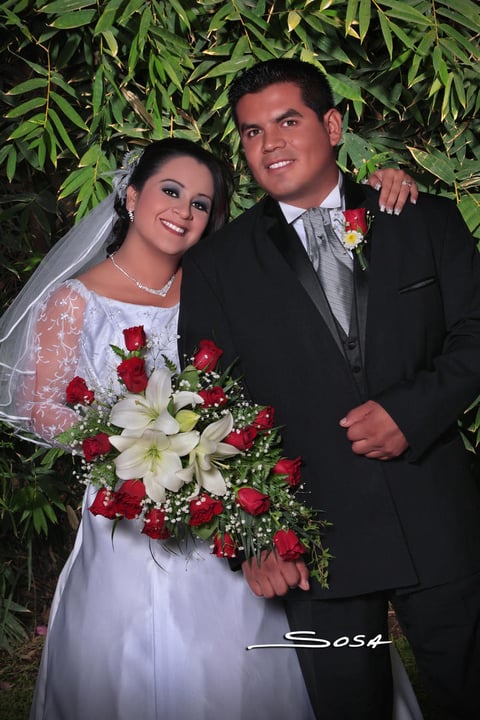 Srita. Luz María Valles Cepeda y Sr. Efrén Favela García contrajeron matrimonio el día tres de noviembre de 2012, en la iglesia de la Virgen de la Encarnación. Ellos son hijos de los Sres. Francisco Valles Luján (f) y María Luisa Cepeda López; Guillermo Favela Gallegos y Mónica Elisa García Martínez.- Studio R. Sosa