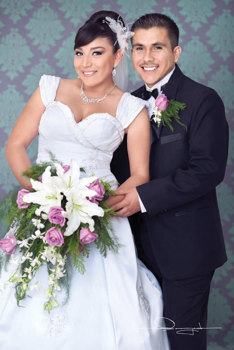 Srita. Janeth Selene Yáñez Martínez y Sr. Gonzalo Alberto Villanueva Martínez recibieron la bendición nupcial el día tres de noviembre de 2012, en la parroquia de Nuestra Señora de Lourdes. Sus padres son los Sres. José Guadalupe Martínez Moreno y Luz María Martínez Rosas; Gonzalo Villanueva Camarillo y Nina Maricela Martínez Robledo.- Laura Grageda Fotografía