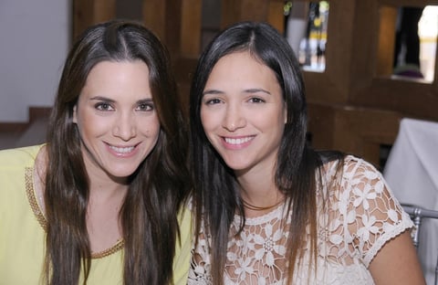 18112012 EN PASARELA.  Claudia y Mariana.