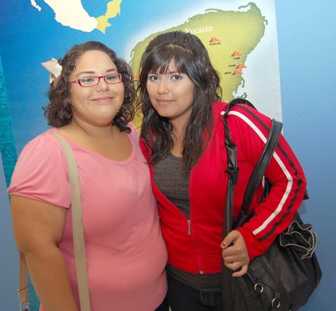 18112012 EN UNA EXPOSICIÓN.  Daniela Fernández y Cinthia Martínez.