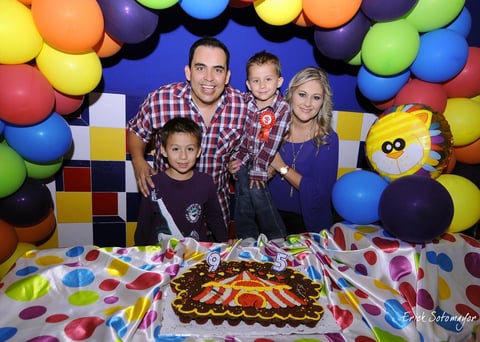 18112012 MUY FELICES  Robbi y Sebastián con sus papás Roberto y Sara organizadores de su  fiesta.