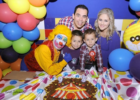 18112012 LOS CUMPLEAÃ±EROS  acompaÃ±ados de sus papÃ¡s y del payasito TortillÃ­n.