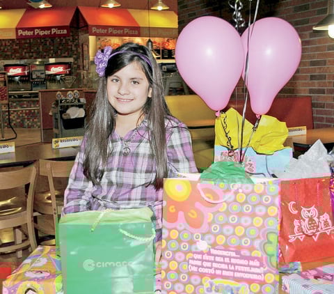 18112012 LA CUMPLEAÃ±ERA  con sus regalos.