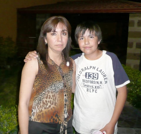 18112012 CUMPLEAÃ±ERO.  Rosa MarÃ­a Ramos VÃ¡zquez junto a su hijo AndrÃ© Reed Ramos, a quien festejÃ³ con motivo de sus 12 aÃ±os de edad.