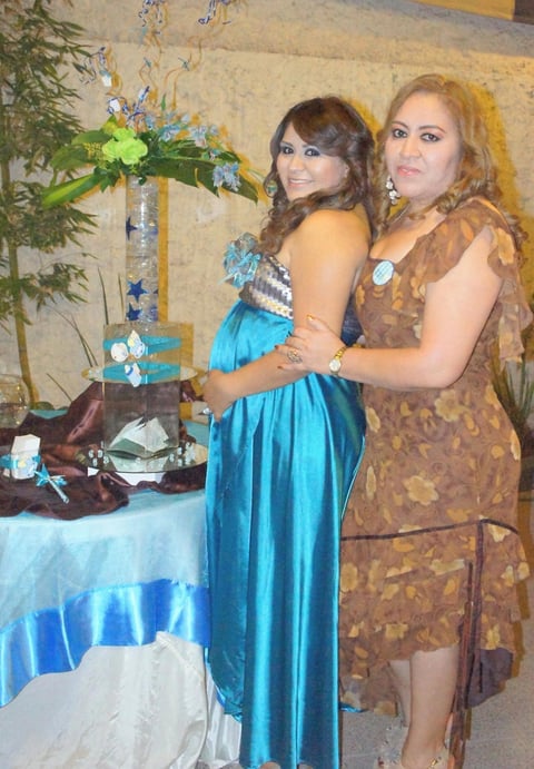 18112012 LA FESTEJADA  con su mamá señora Juanis Moreno Román, organizadora de su bonita fiesta de canastilla.