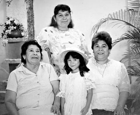 JOVITA de la Torre (f), Catalina Torre, Martha Saláis y Gabriela Saláis, cuatro generaciones reunidas hace varias décadas.