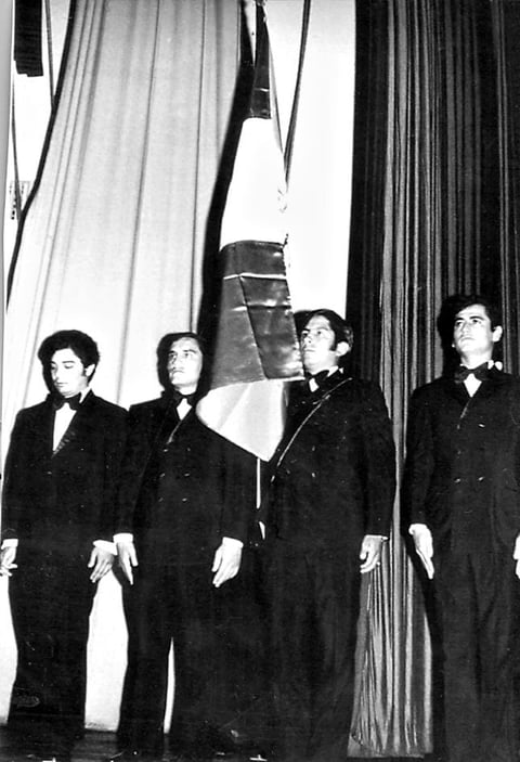 ROBERTO Mota García (abanderado), José Luis Castruita Murillo, Jesús Antonio Rodríguez y Roberto Garza. En este mes de noviembre cumplen 45 años de la fundación de la Facultad de Derecho de la Universidad Autónoma de Coahuila y 40 años de haber egresado de la primer generación. La graduación se realizó el 3 de noviembre de 1972.