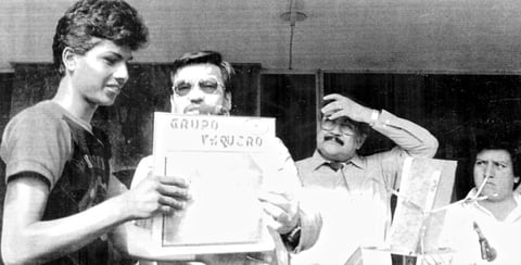 EL LOCUTOR Antonio Lozoya Pérez premiando a José de Jesús Reyes, ganador en el programa de aficionados de XETOR Radio Ranchito. Los acompañan el señor Sergio Arias (f) y otro caballero en la década de los sesenta.