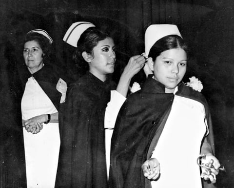 CONSUELO Segovia Muñoz en el año de 1973 con sus compañeras de trabajo.