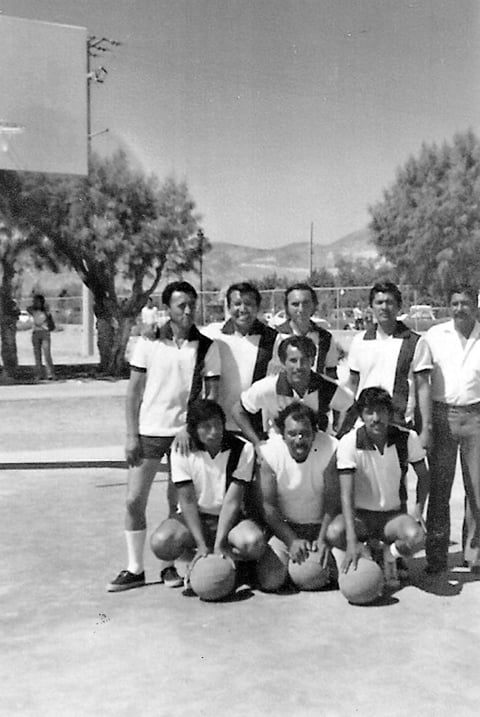 EQUIPO de basquetbol de la Escuela Secundaria Tecnológica Agropecuaria de Santa Teresa, Coah., integrado por Armando Perales Díaz, Marcelo Esparza, Gerardo Bermúdez, Juan García, Francisco Hernández, Crescencio González (f), Álvaro Millán (f), Jesús García y Cipriano Ulloa, en el año de 1977.