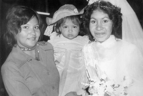 SEÑORA Gregoria Hernández de Rivera (f) y niña Claudia Nancy Rivera Hernández en la boda de Olga Rivera Esquivel el 18 de diciembre de 1976.