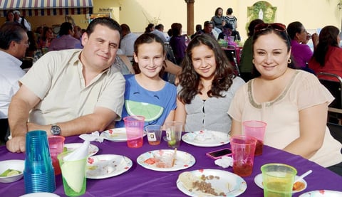 19112012 JOSÉ MANUEL , Isabela, Regina y Dalia.
