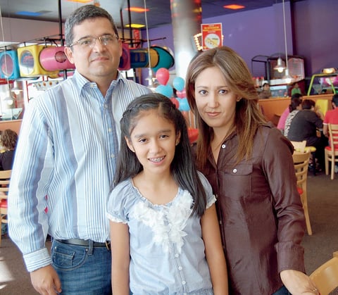 20112012 DE FIESTA.  Salvador, Danna y Cynthia.