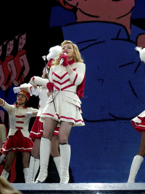 Madonna apareció vestida de "majorette" para interpretar "Express yourself" y acordarse de quien es hoy su máxima rival, Lady Gaga, a quien ha acusado incluso de plagio y a la que dedicó un contundente "she is not me".