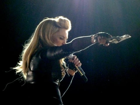 Con un impresionante acto, cargado de armas de fuego e impresionantes coreografías, Madonna cautivó a su publico desde el inicio.