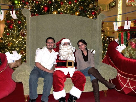 Lic Sergio Mtz y Dra Judith Rdz con Santa Claus en Galerias Laguna