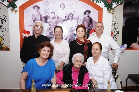 29112012 103 AÑOS.  Catalina Pérez Pérez vda. de HernÃndez en compañía de sus hijos Antonio Carlos, Rosantina, María Esther, Héctor Miguel, María Antonieta y Rosalía Hernández Pérez.
