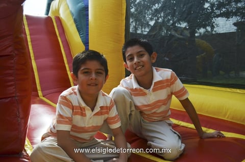 23112012 EXPO INFANTIL.  Daniela y Ale.