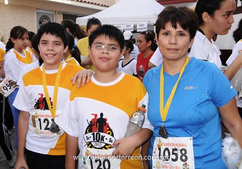 23112012 CARRERA ATLÃ©TICA.  Daniel, Carlos y Lizeth.
