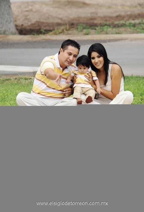 25112012 El niño Marcus Almeida González cumplió un año de vida, en la foto lo acompañan sus papás Héctor Almeida y Adriana González de Almeida.- Érick Sotomayor Fotografía