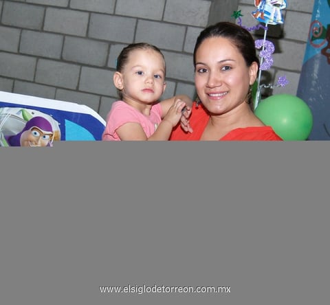25112012 EN UNA PIÃ±ATA . Isabella y Martha.