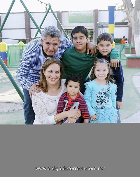24112012 DISFRUTARON EN FAMILIA DE AMENA PIÃ±ATA.  RomÃ¡n papÃ¡ e hijo, AndrÃ©s, Martha Julia, MatÃ­as y Camila.