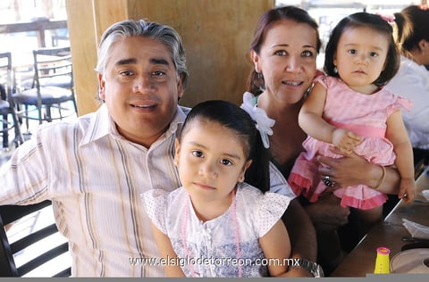 24112012 DISFRUTAN DE RECIENTE CELEBRACIÃ³N.  Oly PÃ©rez, Olivia Soto y Cecy Valles, por lo que fueron captadas muy contentas.