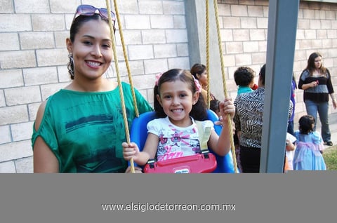 27112012 EN PIÃ±ATA.  Georgina y Fernanda.