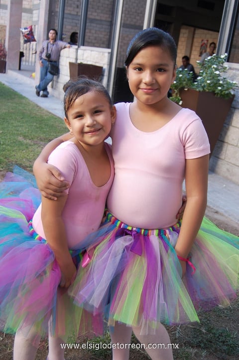 27112012 EN UNA FIESTA.  Regina y SofÃ­a.