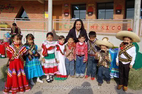 22112012 ALUMNOS  de tercero C de preescolar junto a su maestra.