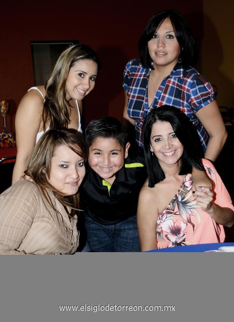 25112012 EN FESTEJO.  Azalea, Kenia, Perla, Fernando y Brenda.