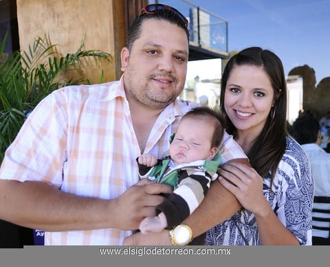 25112012 EN FESTEJO.   JosÃ© Sotomayor y Elizabeth Mora de Sotomayor con su pequeÃ±o JosÃ© Gerardo.