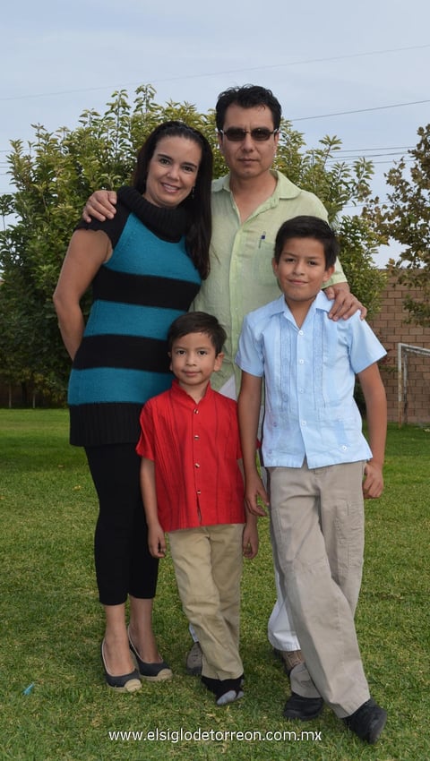 25112012 EN FESTEJO.  JÃ©ssica, Arturo, Gael y Mateo.