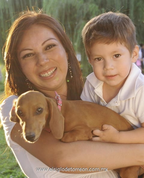 28112012 EN FAMILIA.  Jaqueline GonzÃ¡lez en compaÃ±Ã­a de su hijo MatÃ­as y su mascota Hipo.