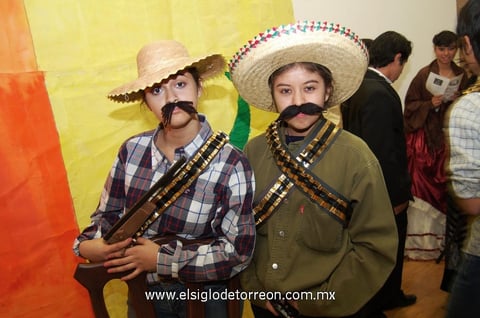 24112012 OBRA DE TEATRO.  Andrea y Alondra.