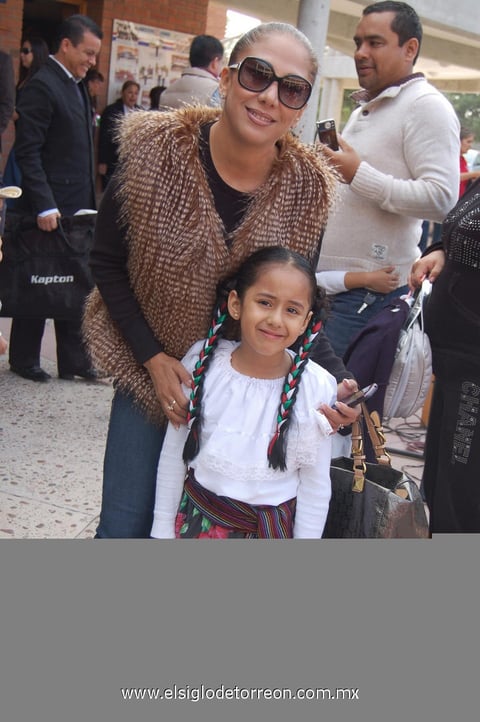 25112012 FESTEJO ESCOLAR.  Jackie y Melissa.