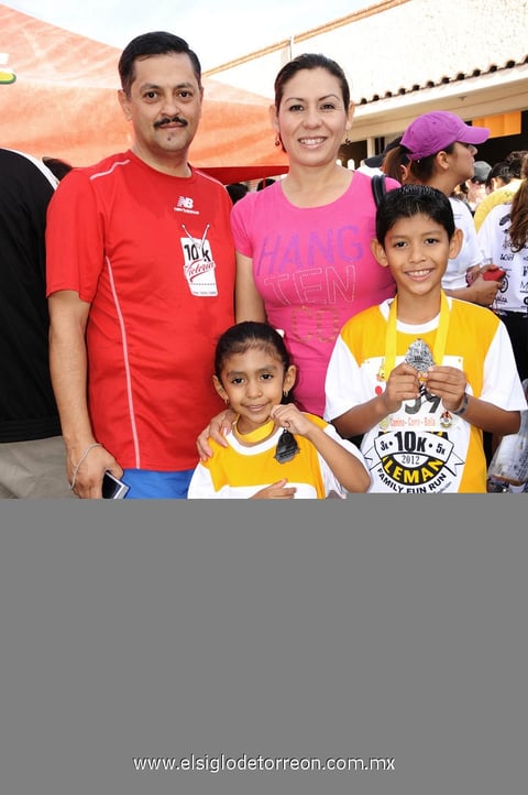 30112012 EN COMPETENCIA DEPORTIVA.  Los pequeÃ±os, acompaÃ±ados de sus padres forman la familia Robles.