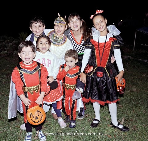 16112012 14 Noche de disfraces
 Ricky, Renata, Pau, Luly, Roger, Vale y AndrÃ©s, en festejo.  20 brindis de apertura
 Pablo, Blanca y Francisco, presentes en la inauguraciÃ³n.  26 Conocen exposiciÃ³n
 Tony y Nury en la inauguraciÃ³ de Mujer, espejo del cielo.