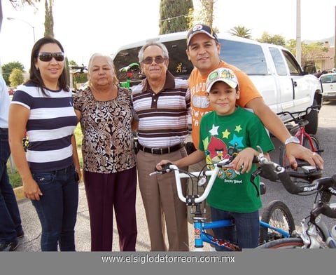 16112012 Mario, JosÃ©, Fernando y Diego.  Paseo en bicicleta Participan maestros,  padres de familia y  alumnos del InglÃ©s Rodrigo, Abelardo y Daniel.  Silvia, Acela, Pedro, Julio CÃ©sar y Julio.  Jimena, Diego, Lily, MÃ³nica, CÃ©sar y Pau.