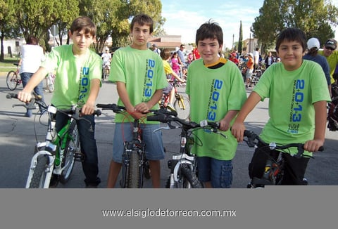 16112012 Mario, JosÃ©, Fernando y Diego.  Paseo en bicicleta Participan maestros,  padres de familia y  alumnos del InglÃ©s Rodrigo, Abelardo y Daniel.  Silvia, Acela, Pedro, Julio CÃ©sar y Julio.  Jimena, Diego, Lily, MÃ³nica, CÃ©sar y Pau.